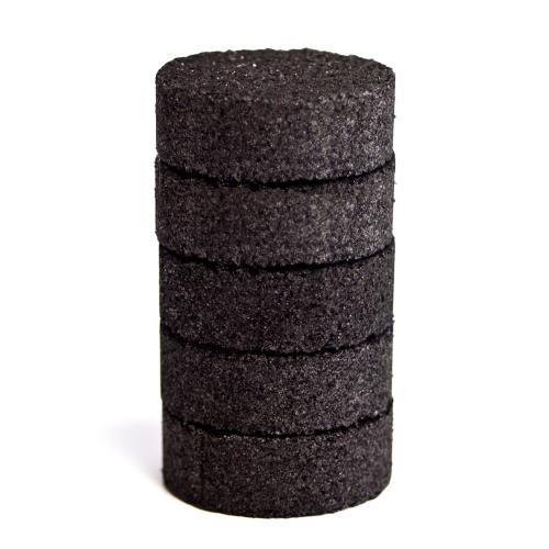 Les disques de charbon actif améliorent les propriétés organoleptiques de l'eau en éliminant le chlore, le goût et l'odeur.